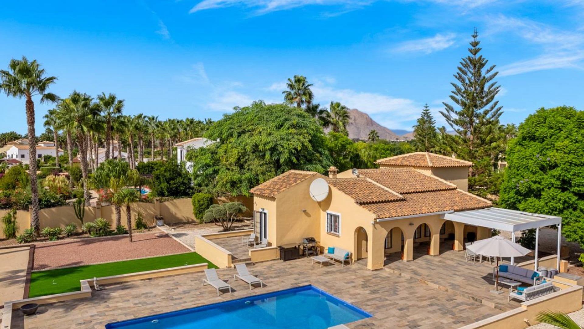 Videresalg - Finca landejendom -
Rafal