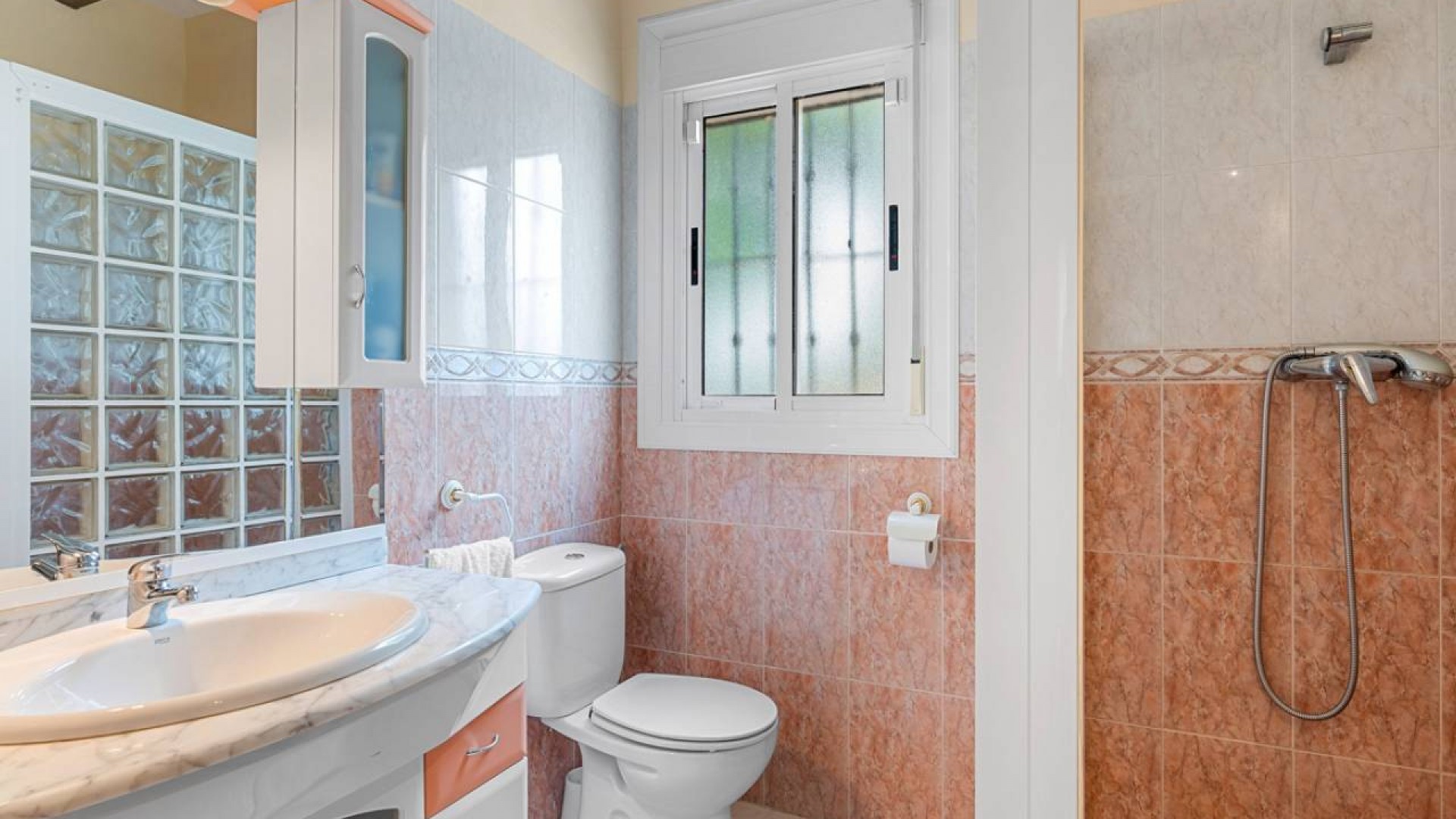 Videresalg - Finca landejendom -
Rafal