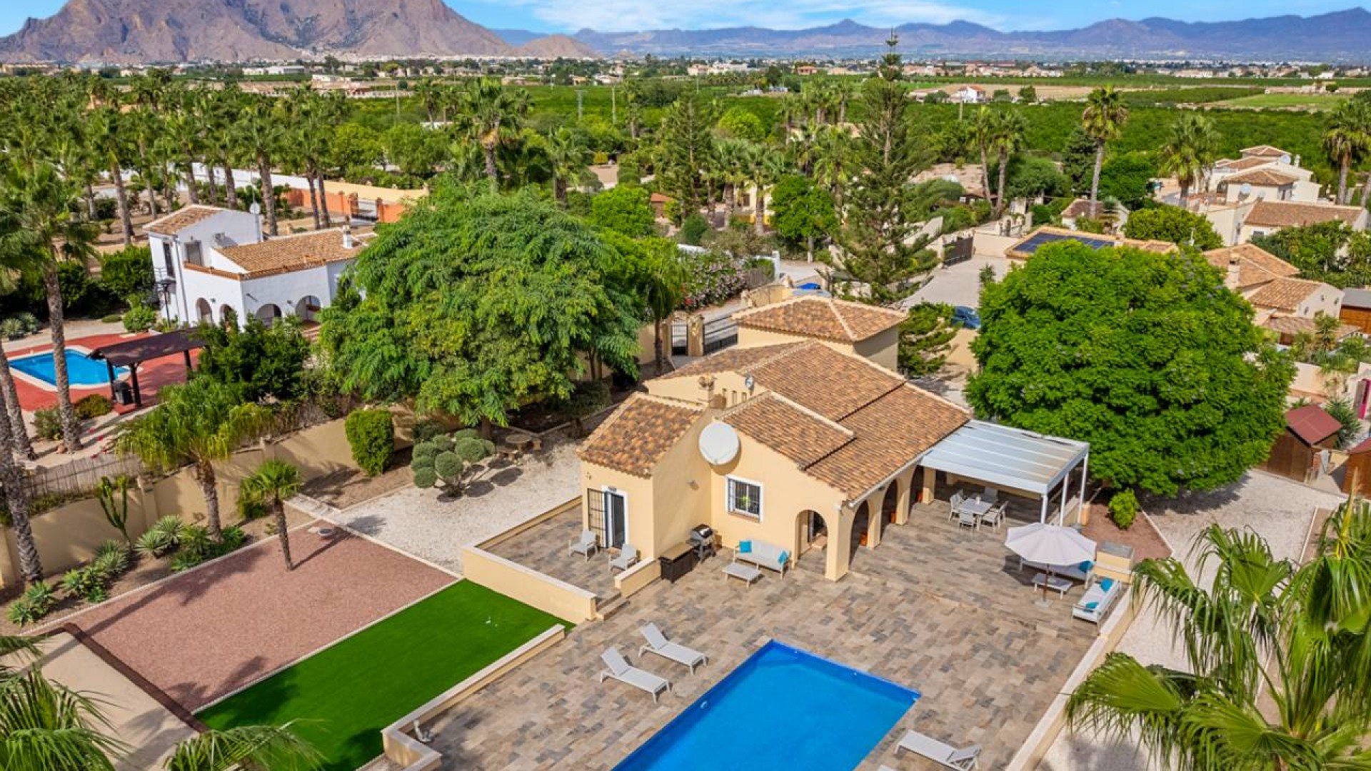 Videresalg - Finca landejendom -
Rafal