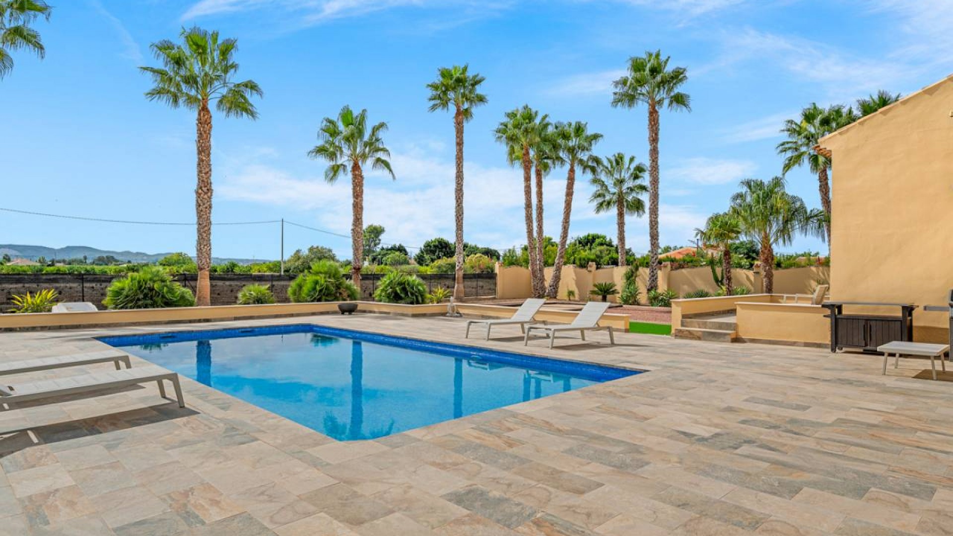 Videresalg - Finca landejendom -
Rafal