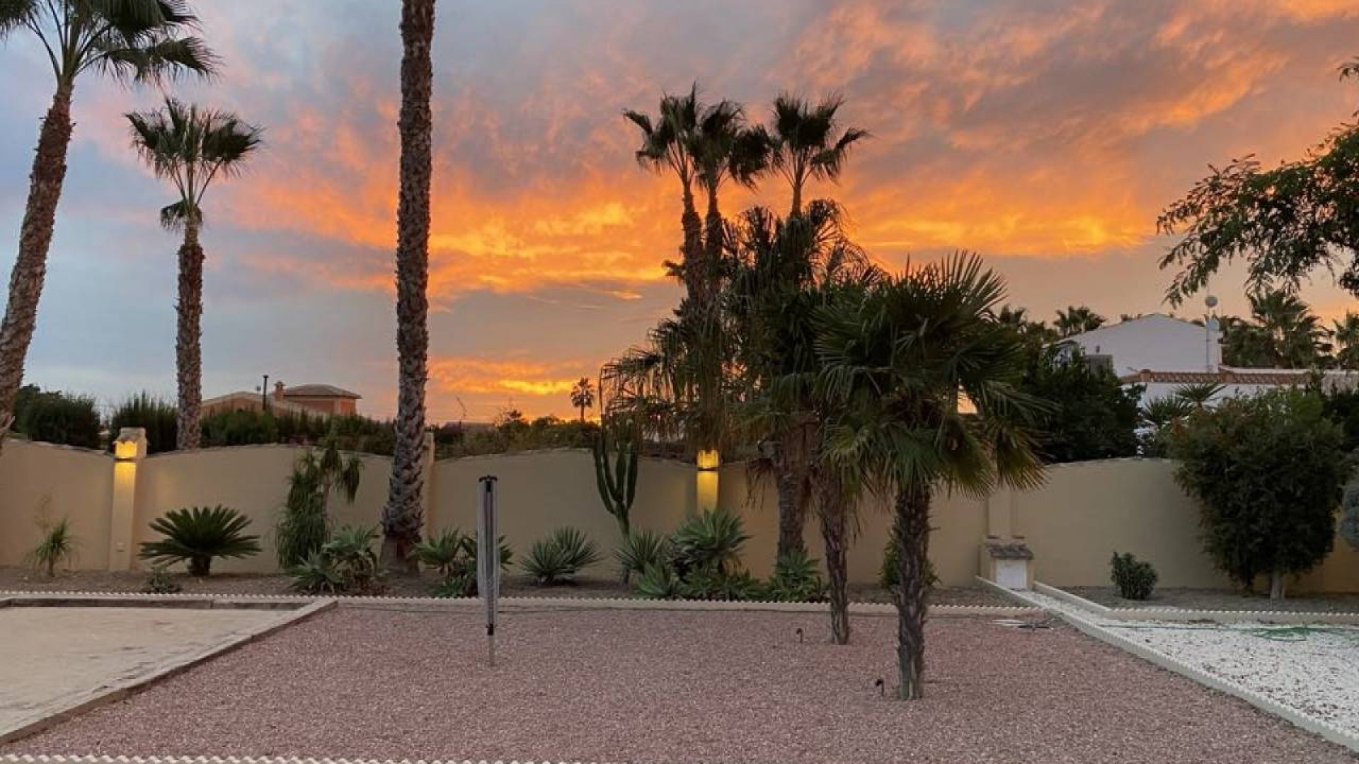 Videresalg - Finca landejendom -
Rafal