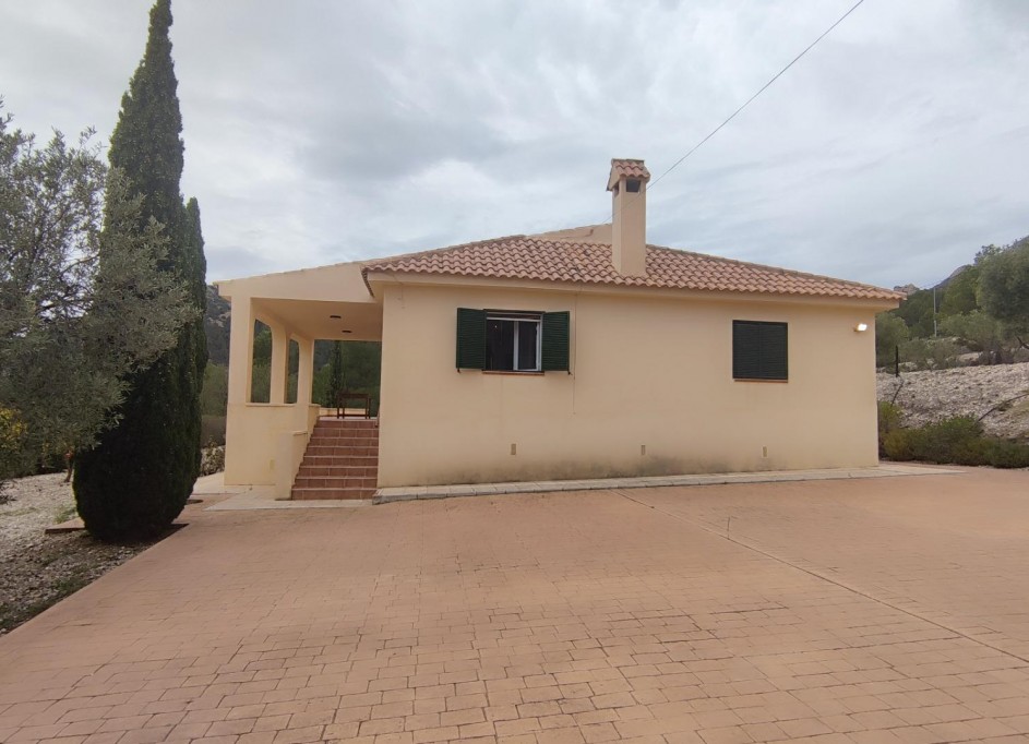 Videresalg - Finca landejendom -
Tibi