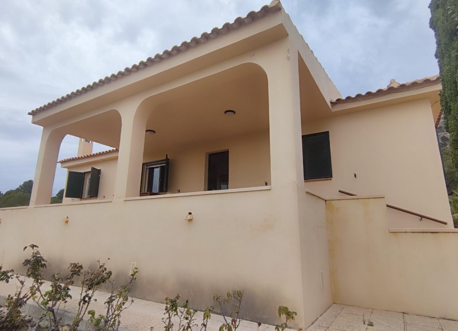 Videresalg - Finca landejendom -
Tibi