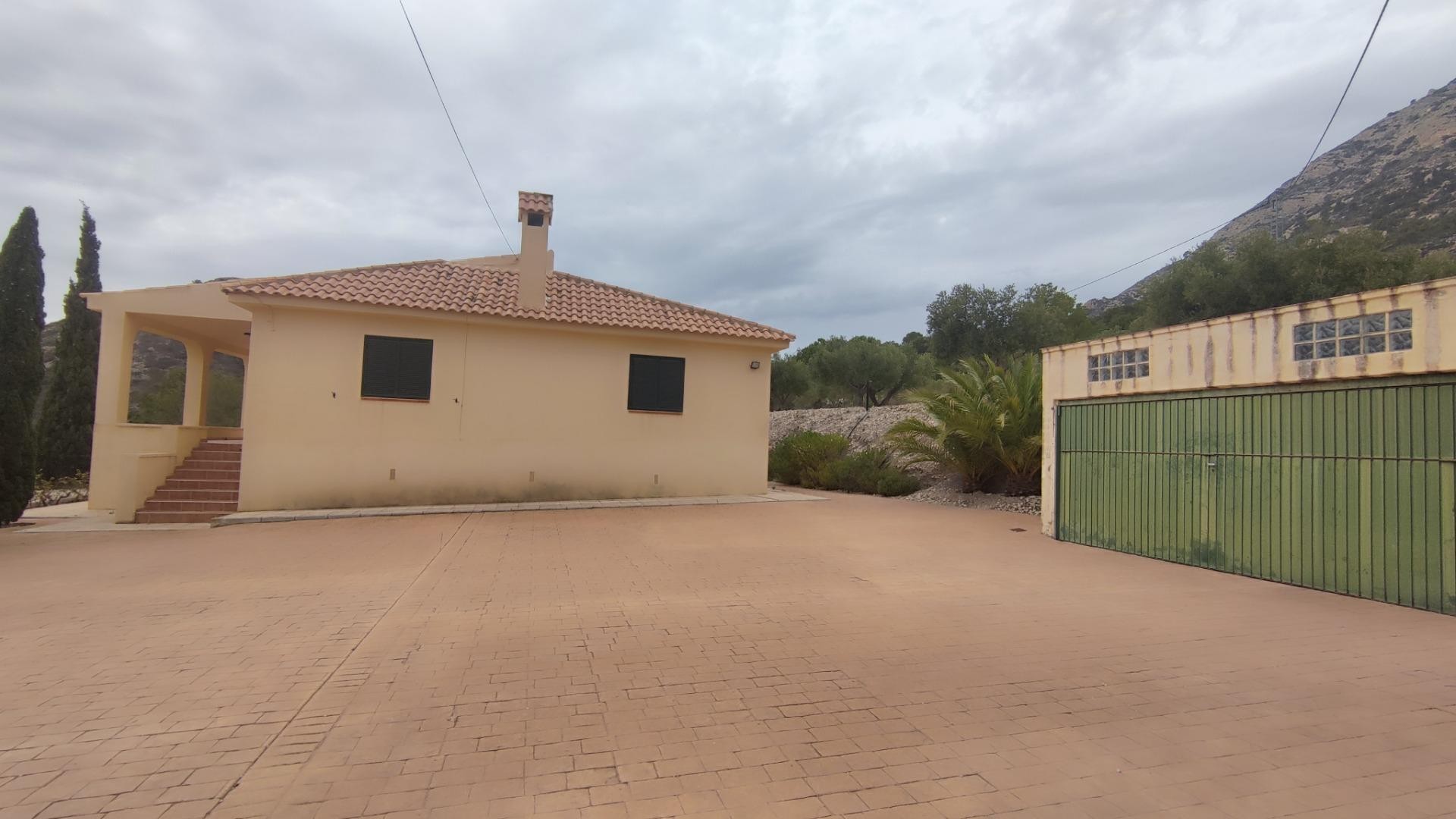 Videresalg - Finca landejendom -
Tibi