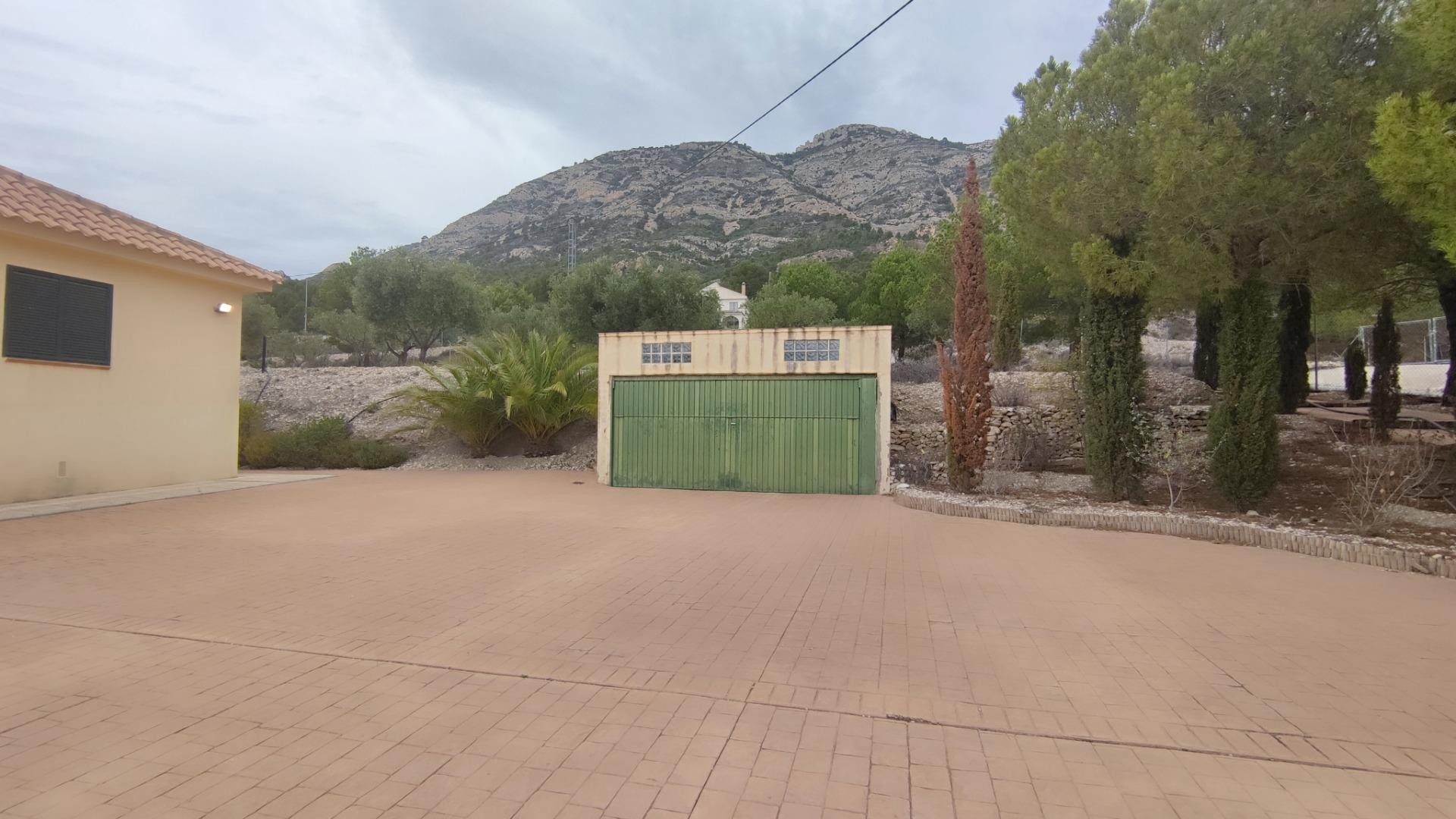 Videresalg - Finca landejendom -
Tibi