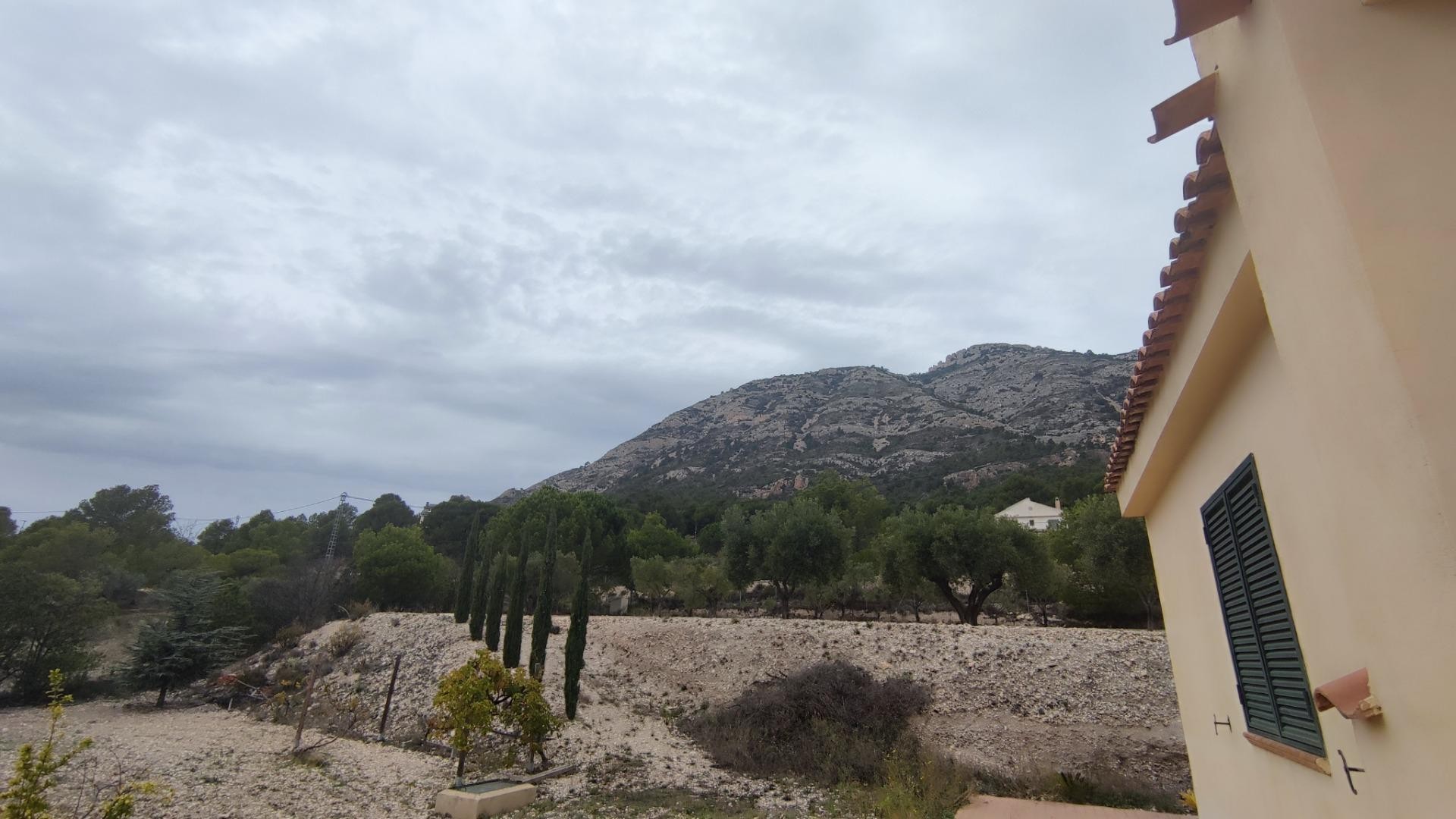 Videresalg - Finca landejendom -
Tibi