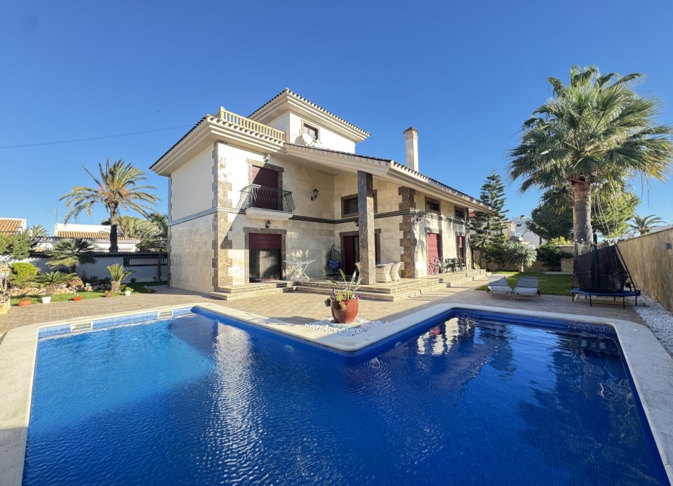 Videresalg - Fritliggende villa -
Cabo Roig