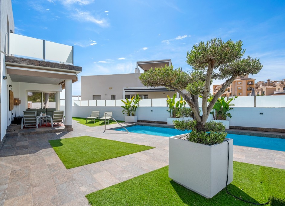 Videresalg - Fritliggende villa -
Orihuela Costa - Pau 8*