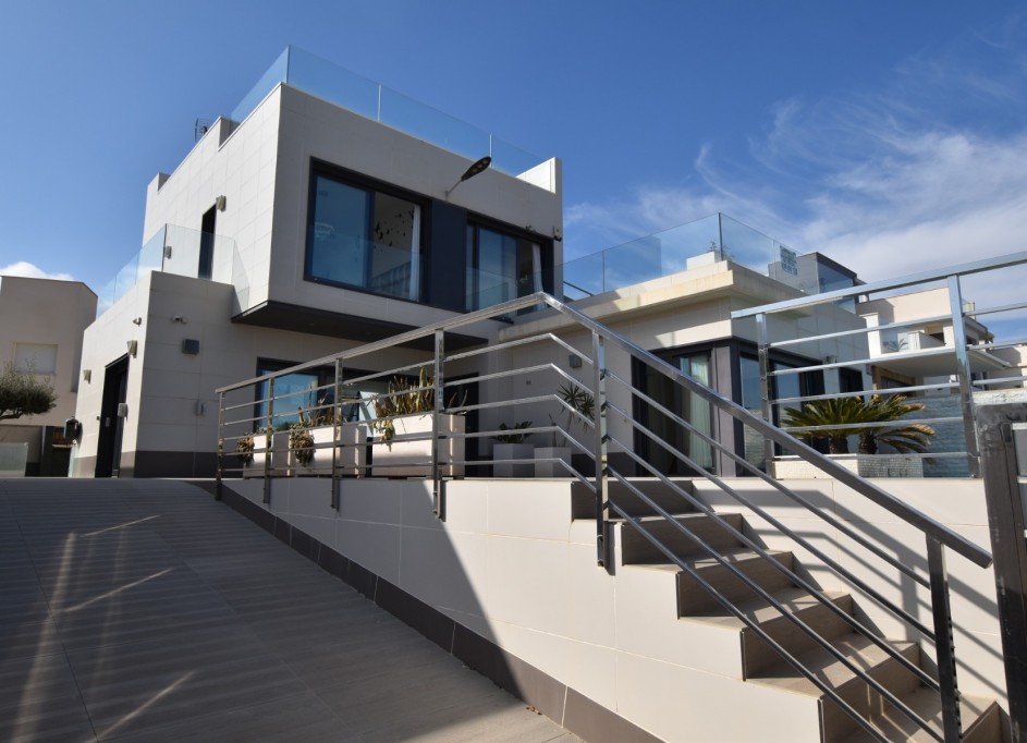 Videresalg - Fritliggende villa -
San Miguel de Salinas