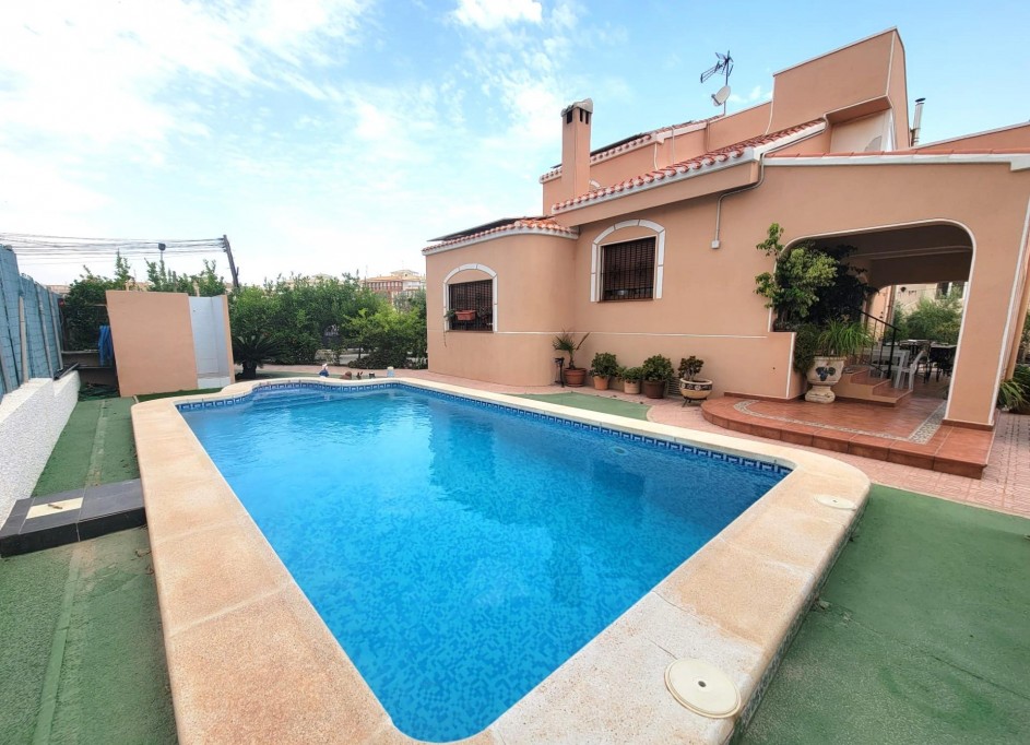 Videresalg - Fritliggende villa -
Torrevieja - Aguas Nuevas