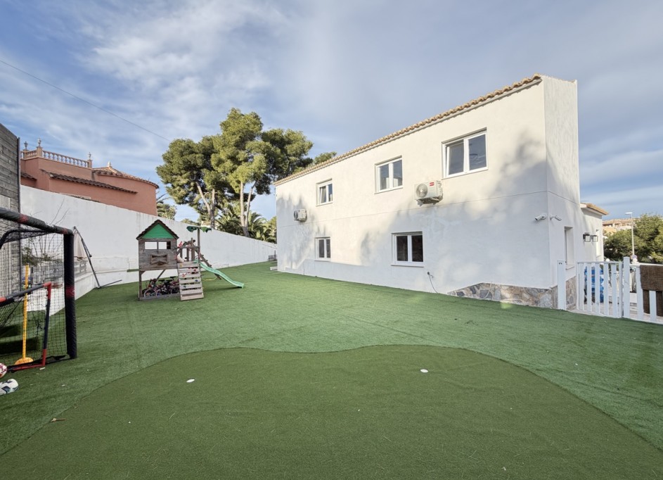Videresalg - Fritliggende villa -
Villamartín