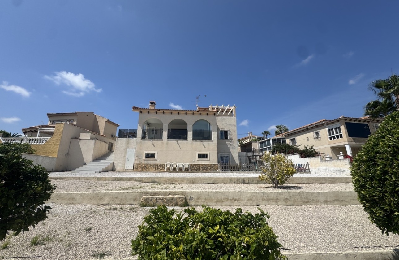 Wiederverkauf - Freistehende Villa -
San Miguel de Salinas