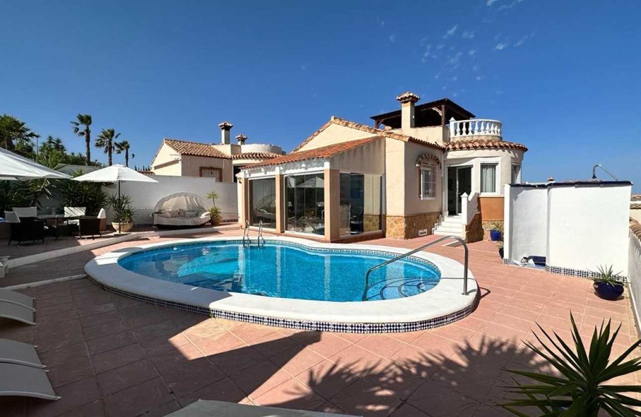 Wiederverkauf - Freistehende Villa -
San Miguel de Salinas