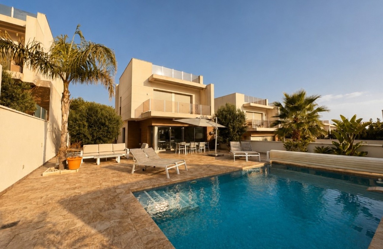 Wiederverkauf - Freistehende Villa -
San Miguel de Salinas