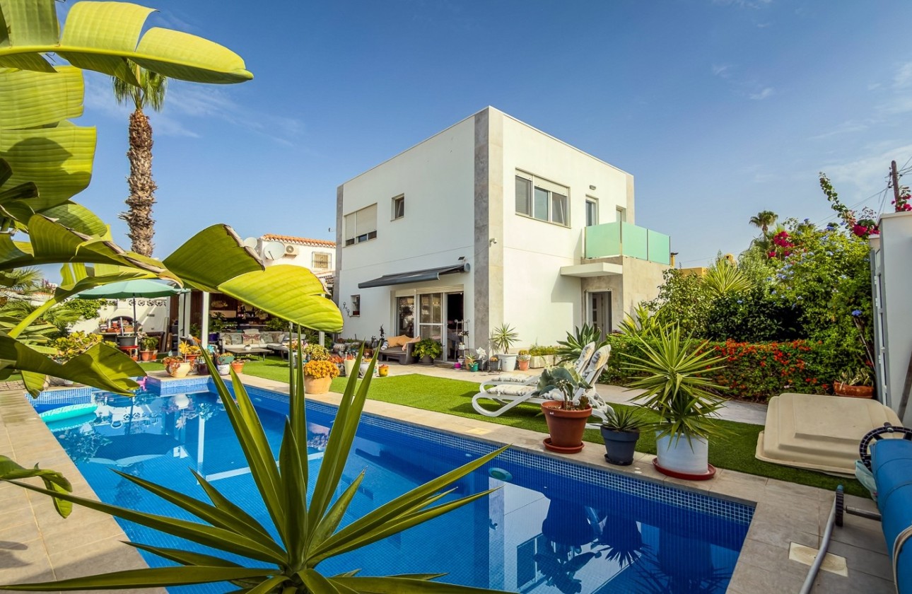 Wiederverkauf - Freistehende Villa -
Torrevieja - Torreta - Florida