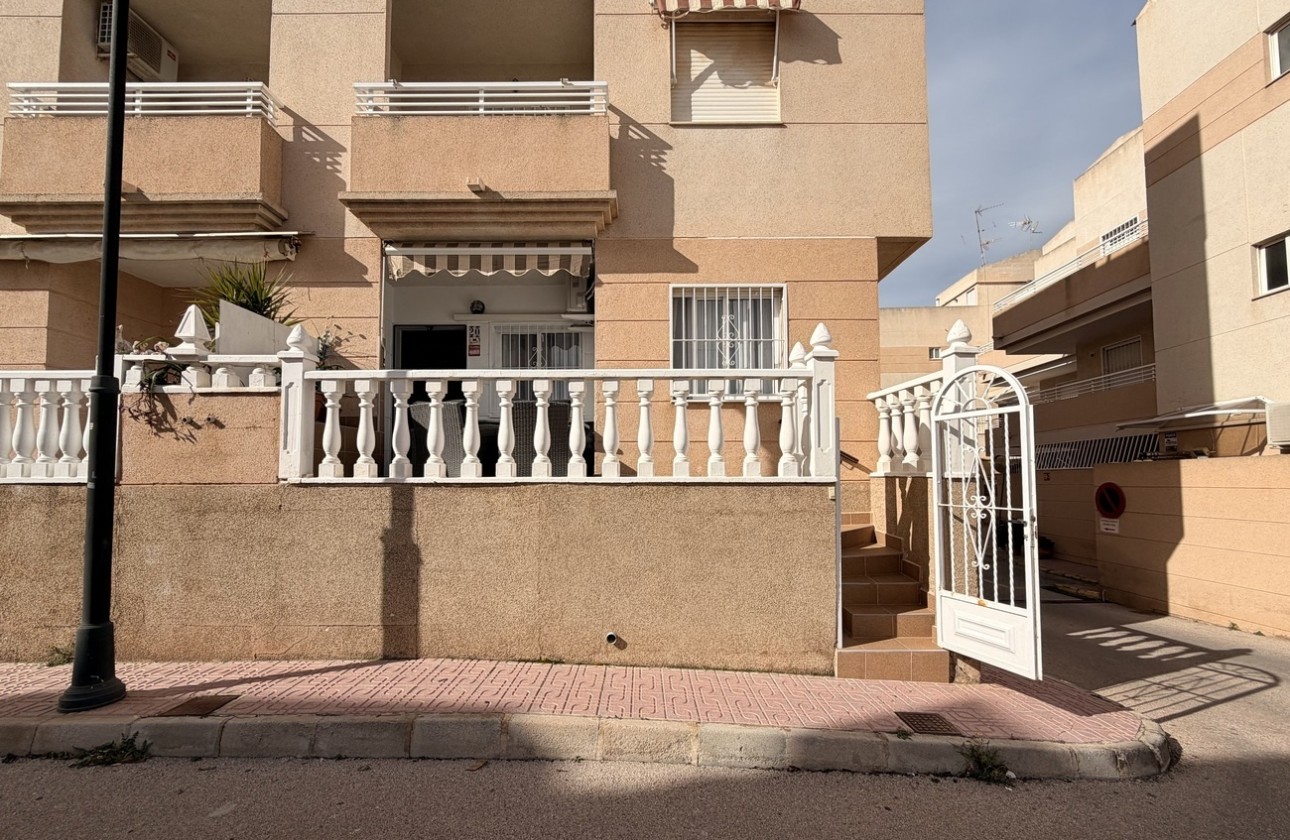 Wiederverkauf - Wohnung / Apartment -
Torrevieja - Urb. Calas Blancas III