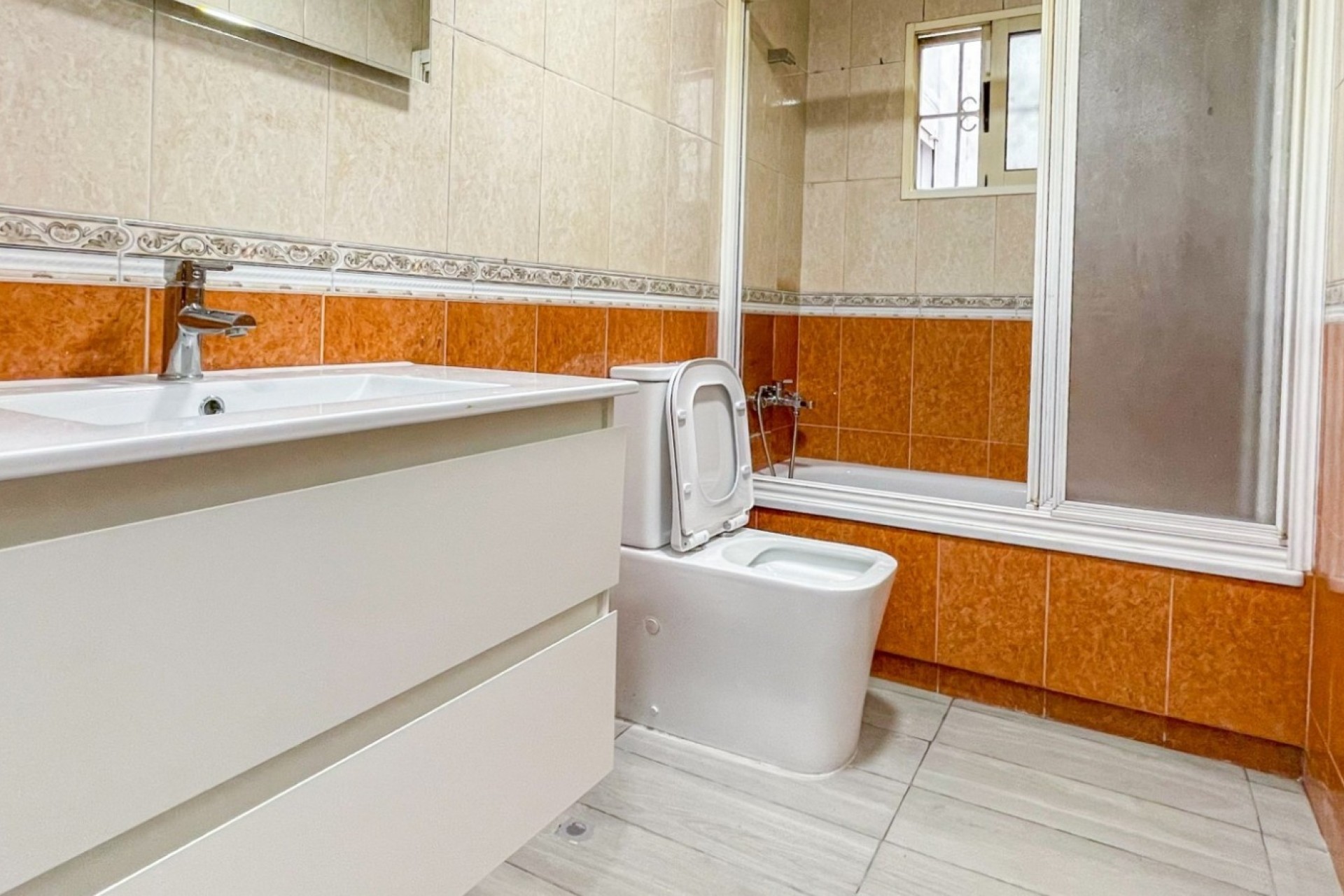 Wiederverkauf - Wohnung / Apartment -
Torrevieja
