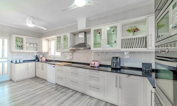 Resale - Freistehende Villa -
Villamartín