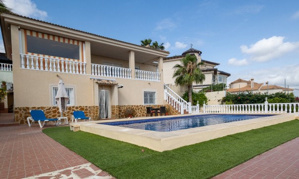 Videresalg - Fritliggende villa -
Algorfa