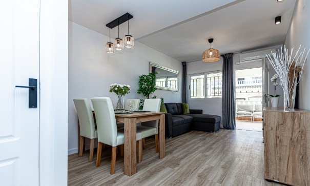 Sprzedaż - Dom miejski -
Los Altos