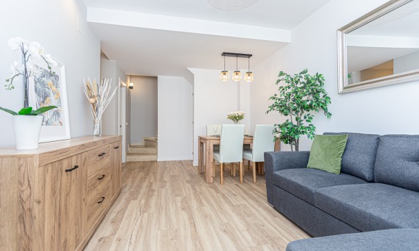 Sprzedaż - Dom miejski -
Los Altos