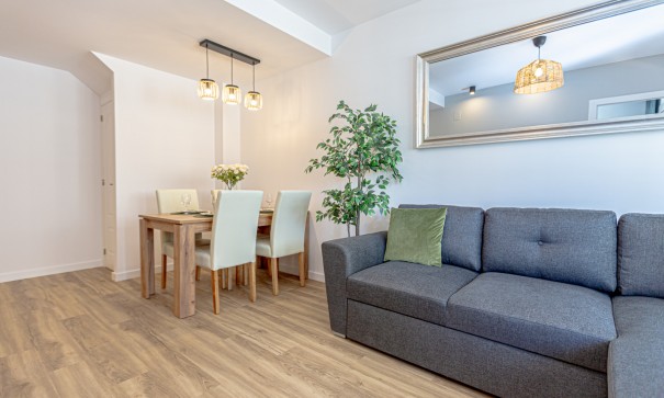 Sprzedaż - Dom miejski -
Los Altos