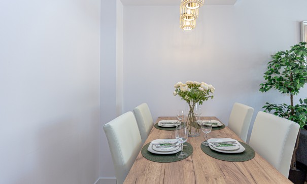 Sprzedaż - Dom miejski -
Los Altos