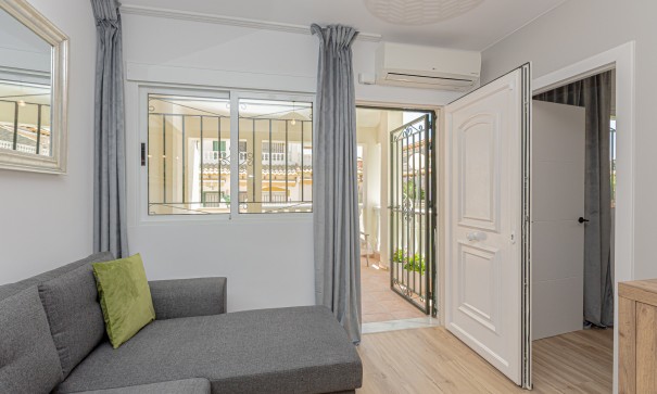 Sprzedaż - Dom miejski -
Los Altos