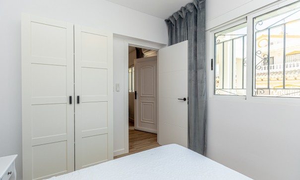 Sprzedaż - Dom miejski -
Los Altos