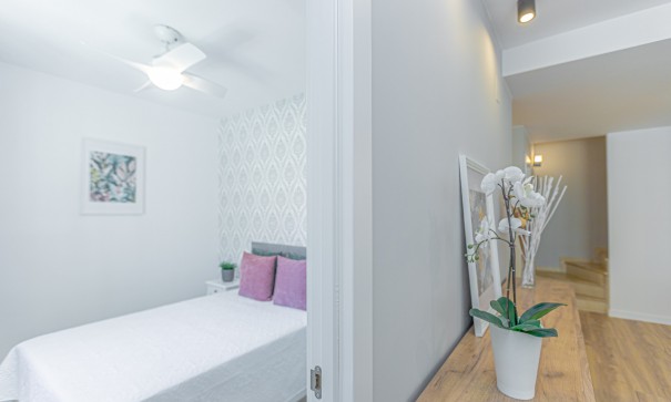 Sprzedaż - Dom miejski -
Los Altos