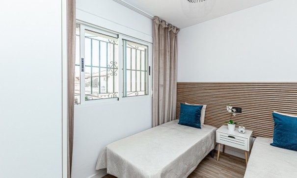 Sprzedaż - Dom miejski -
Los Altos