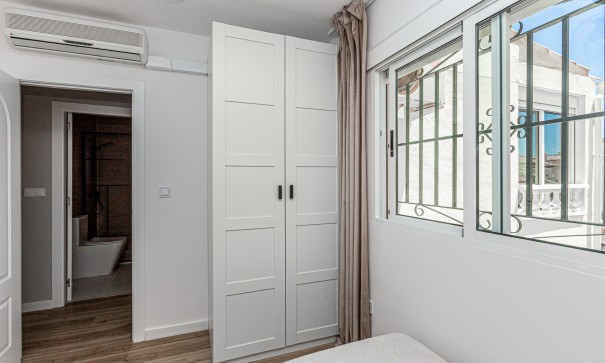 Sprzedaż - Dom miejski -
Los Altos