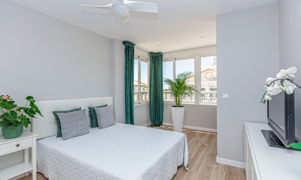 Sprzedaż - Dom miejski -
Los Altos