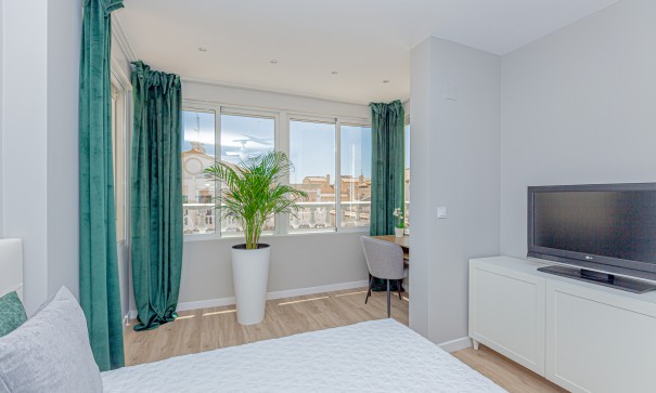 Sprzedaż - Dom miejski -
Los Altos