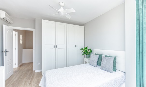 Sprzedaż - Dom miejski -
Los Altos