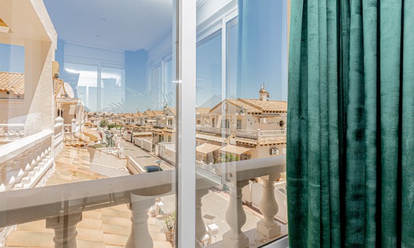 Sprzedaż - Dom miejski -
Los Altos