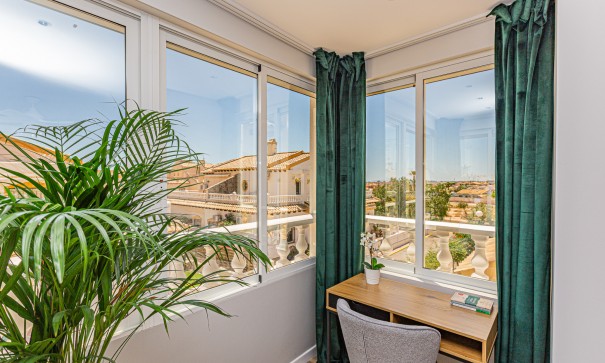 Sprzedaż - Dom miejski -
Los Altos