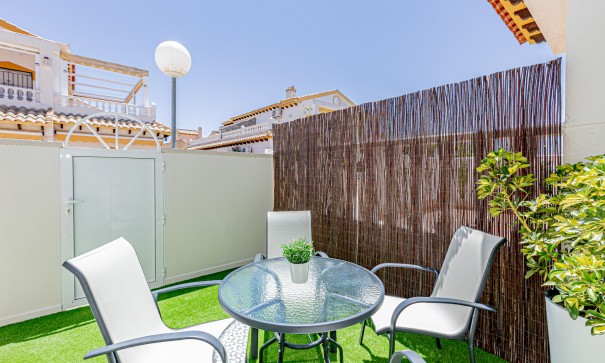 Sprzedaż - Dom miejski -
Los Altos