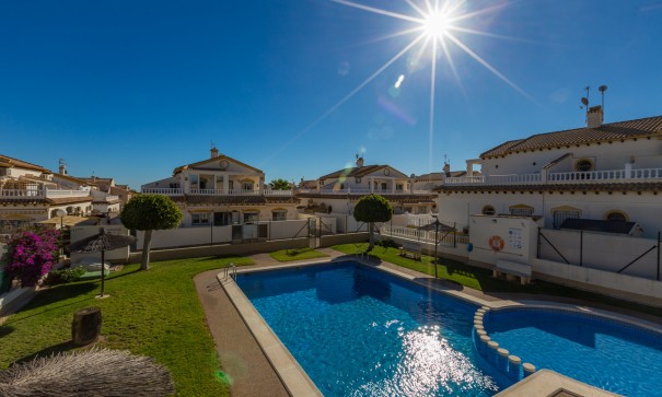 Sprzedaż - Dom miejski -
Los Altos