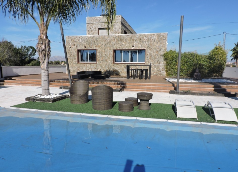 Resale - Finca / Country Property -
Catral