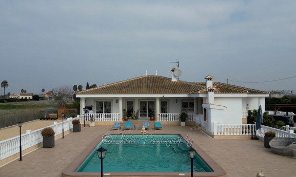 Resale - Freistehende Villa -
Rojales