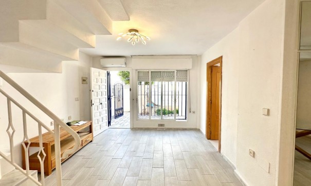 Sale - Town house -
Torrevieja - Carrefour
