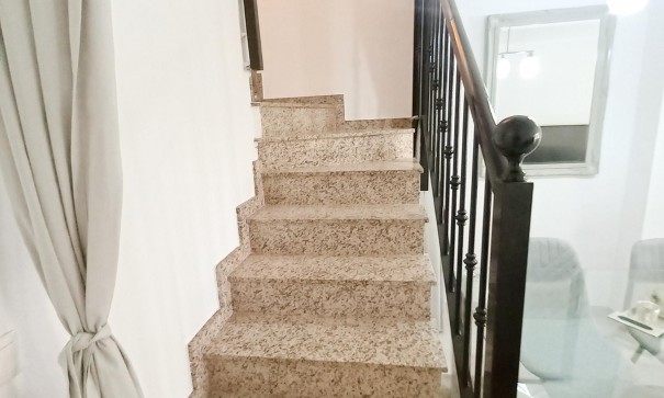 Videresalg - Byhus -
Algorfa