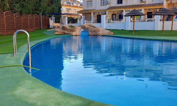 Videresalg - Byhus -
Algorfa