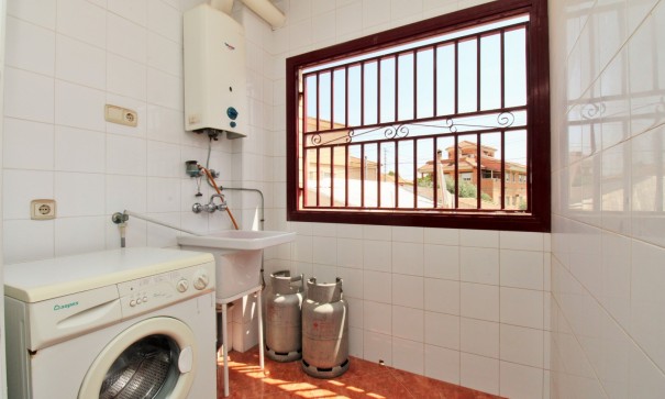 Återförsäljning - Villa i parhus -
Orihuela - Los Desamparados