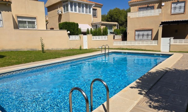 Venta - Chalet Independiente -
Orihuela Costa