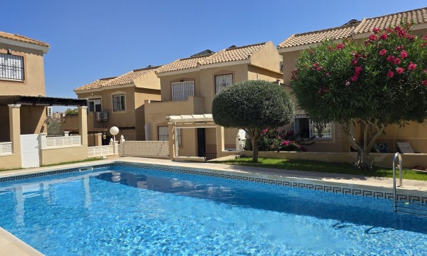 Venta - Chalet Independiente -
Orihuela Costa