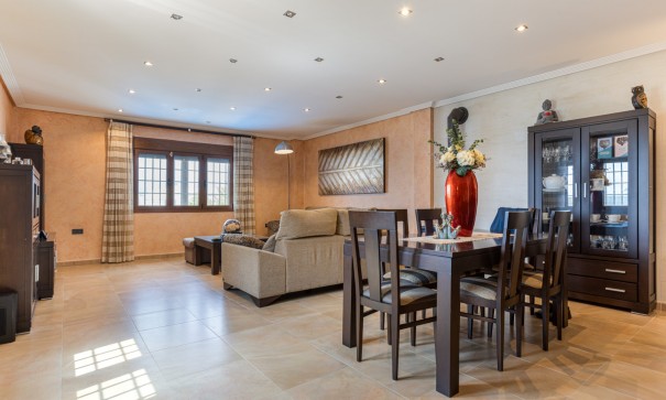 Venta - Chalet Independiente -
Los Montesinos - La Herrada