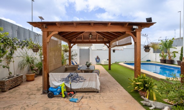 Venta - Chalet Independiente -
Los Montesinos - La Herrada