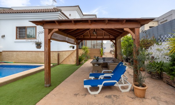 Venta - Chalet Independiente -
Los Montesinos - La Herrada